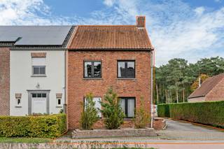 Woning met gelijkvloerse kamer op 950m2  Belangrijkste troeven:- Ruime woning van 171m2- 3 slaapkamers waarvan 1 gelijkvloers- Gelijkvloers wonen...