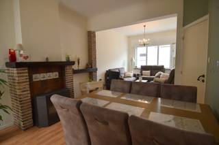 Instapklare woning die heel wat ruimte biedt en bovendien een vlotte bereikbaarheid heeft en dichtbij winkels, bakker, slager,... ligt. <br /><br />Inkomhal met aansluitend de kelder. <br />Ruime leefruimte met daarachter de vernieuwde keuken (voorzien van een gasvuur en oven), badkamer met douche en lavabo en een apart gastentoilet. Achteraan de woning is een mooi stuk tuin gelegen met gunstige zuidwest oriëntatie. Het is er heerlijk genieten van zon en rust. Daarenboven is er achteraan de woning nog een extra handige bergruimte.<br /><br />Op de eerste verdieping zijn er twee slaapkamers voorzien en een derde slaapkamer is ingericht op de tweede verdieping die via een vaste trap te bereiken is.<br />Ook is er nog een kruipzolder aanwezig.<br /><br />Beschikbaarheid: 01/10/2026<br />Huurprijs: 775 EUR/maand<br />Adres: Izegemsestraat 247, 8501 Heule<br />Onze referentie: DEV5150