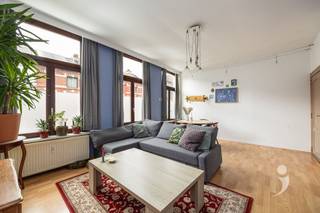 <p><span>Maison spacieuse dans le centre de Louvain.</span></p><p><span> </span></p><p><span>Au premier étage, nous entrons dans le hall d'entrée avec les toilettes pour invités. A côté du hall, il y a un espace de vie ouvert et lumineux. A côté de l'espace de vie, nous entrons dans la cuisine. Elle est équipée d'une plaque de cuisson à induction, d'un four, d'un évier, d'un réfrigérateur et de nombreux placards.</span></p><p><span> </span></p><p><span>A côté de la cuisine, il y a une terrasse très spacieuse (61m²).</span></p><p><span> </span></p><p><span>Au deuxième étage, il y a deux autres chambres (8.5m² , 17.5m²). La chambre principale est équipée de placards dans la pièce elle-même. Derrière elle, il y a également un dressing/rangement. La salle de bains se trouve à côté des chambres. Cette salle de bain spacieuse est équipée d'une baignoire, d'une douche séparée, de toilettes et d'un double lavabo.</span></p><p><span> </span></p><p><span>Le bien est disponible à partir du 1/4/2025 pour des contrats d'au moins 2 ans, mais de préférence plus longs.</span></p><p><span> </span></p><p><span>Intéressé ? Demandez votre visite via notre site web !</span></p><p><span> </span></p>