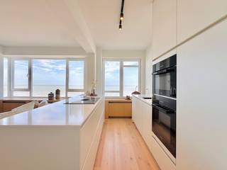 GENIETEN VAN WAANZINNIG ZEEZICHT... Dit SMAAKVOL & LUXUEUS GERENOVEERD appartement met 3 SLAAPKAMERS & FENOMENAAL ZEEZICHT bevindt zich op de Zeedijk te Blankenberge. Dit LUMINEUS en ruim appartement (6°V) werd uiterst KWALITATIEF afgewerkt met de meest DUURZAME materialen en maakt deel uit v/e verzorgde residentie met lift. Omvat: ruime inkomhal met vestiaire en gastentoilet, lichtovergoten leefruimte met adembenemend FRONTAAL ZEEZICHT (grote raampartijen), nieuwe geïnstalleerde open luxekeuken (o.a. inductiekookplaat, combi-oven, steamer, vaatwas, ijskast met vriesvak, composiet werkblad, toestellen MIELE, ...), 3 slaapkamers, nagelnieuwe badkamer afgewerkt in mortex (inloopdouche met rainshower en dubbel lavabomeubel), berging/wasplaats, terras. Kelderberging. Extra's: CV, nieuw dubbel glas in PVC, vernieuwd en geïsoleerd dak, GOEDGEKEURDE elektriciteit, volledig geschilderd, incl. designverlichting (Dark), parket, parlofoon. Wonen in stijl op een TOPLOCATIE! Deze eigendom wordt u aangeboden onder de verkoopmethode "STARTPRIJS"’. Deze startprijs houdt bijgevolg géén aanbod in maar is een uitnodiging om tot een prijsvoorstel over te gaan. U kan steeds vanaf deze prijs een voorstel doen, die door de eigenaar al dan niet kan aanvaard worden.