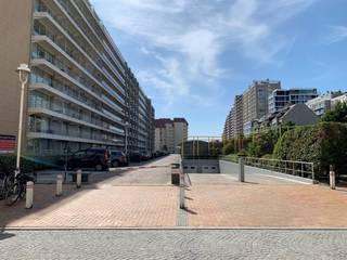 Centraal gelegen garagebox in het ondergrondse garagecomplex De Lijn, gelegen op een toplocatie bij de zeedijk en het strand en op wandelafstand van de winkelstraat.<br />De garagebox bevindt zich op niveau -2 en is vlot bereikbaar via de inrit in de Vlaanderenstraat.