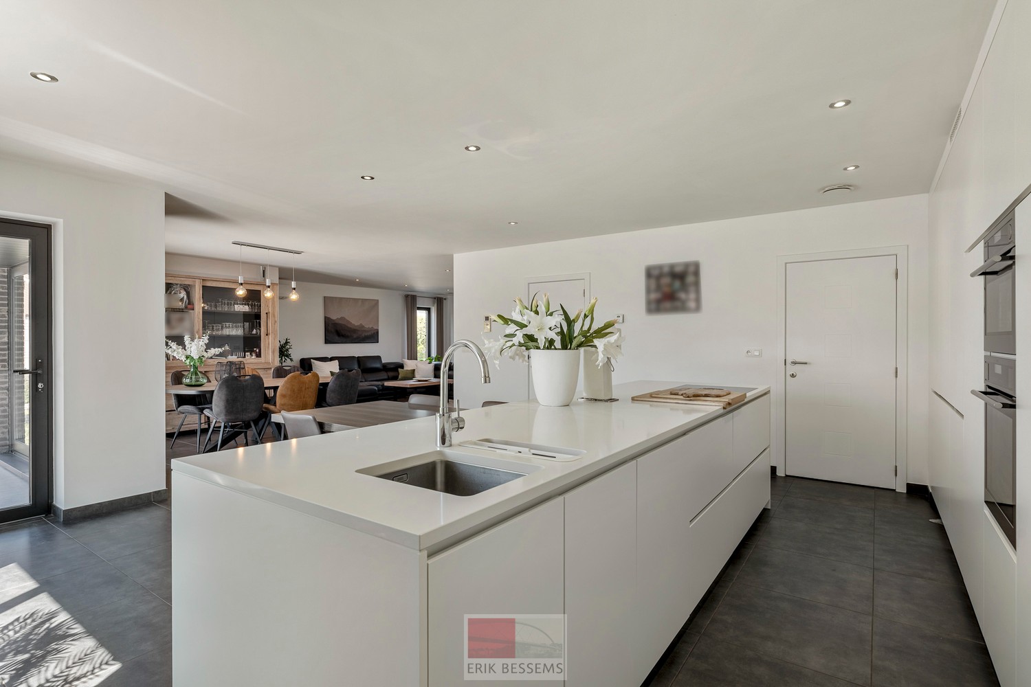 Deze moderne halfopen woning, gebouwd in 2016, biedt een bewoonbare oppervlakte van maar liefst 232 m² op een perceel van 377 m² en maar liefst 5 slaapkamers waarvan er eentje in gebruik is als bureau. - photo 4
