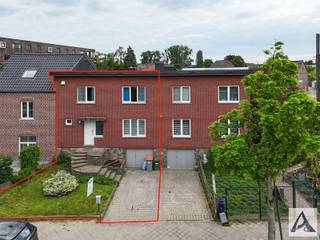 <p><span>Gezellige eengezinswoning met 3 slaapkamers, tuin en tal van uitgevoerde renovaties</span></p><p><span>Op zoek naar een woning met een stevige basis en nog ruimte om uw eigen smaak en stijl toe te voegen? Dan is deze gezellige eengezinswoning beslist een bezoek waard.</span></p><p><span>De woning beschikt op het gelijkvloers over een inkomhal met apart toilet en praktische bergruimte, een aangename leefruimte met zit- en eethoek en een aparte keuken. Op de verdieping bevinden zich een nachthal met lichtkoepel, drie volwaardige slaapkamers, een extra bergruimte en een badkamer.</span></p><p><span>Daarnaast is de woning grotendeels onderkelderd, wat tal van mogelijkheden biedt voor stockage, wasruimte of zelfs het gebruik als garage.</span></p><p><span>Buiten geniet u van een gezellige tuin met terras aan de achterzijde van de woning ideaal om tot rust te komen of gezellig te tafelen in de buitenlucht.</span></p><p><span>Doorheen de jaren werden reeds verschillende belangrijke renovatie- en verbeteringswerken uitgevoerd. Zo werd de woning technisch sterk aangepakt met onder meer vernieuwd buitenschrijnwerk in PVC, een recente gasketel, conforme elektrische installatie, spouwmuurisolatie en een volledig vernieuwd en geïsoleerd dak. Ook een waterontharder is aanwezig.</span></p><p><span>Dankzij deze investeringen is de buitenschil van de woning volledig op orde en bevindt de woning zich technisch in een up-to-date staat. De binneninrichting kan verder gemoderniseerd worden naar eigen smaak en wensen.</span></p><p><span>De woning is momenteel verhuurd aan 860 per maand, wat dit pand eveneens bijzonder interessant maakt als investering met onmiddellijk rendement. </span></p><p><span>Hierdoor is deze woning ideaal voor handige doe-het-zelvers of investeerders op zoek naar een interessante verhuuropportuniteit.</span></p><p><span>Neem vandaag nog contact met ons op via <span>info@immopa.be</span></span><span> of via 089/50.35.85.</span></p>
