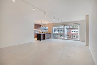 Volledig vernieuwd appartement (+/-110m2) gelegen op de 2de verdieping (zonder lift) in een klein gebouw bestaande uit: ruime inkomhal met...