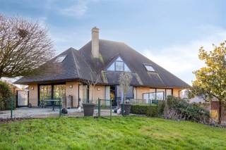 <h2><span>Riante villa op 3.465 m² in de prachtige Vlaamse Ardennen</span></h2><p><span>In het hart van de idyllische Vlaamse Ardennen, gemeente Volkegem, bevindt zich deze uitzonderlijk ruime villa of handelswoning, gelegen op een perceel van maar liefst 3.465 m². </span></p><p><span>Indeling</span></p><p><span>Gelijkvloers</span><span><br />Via de inkomhal met gastentoilet betreedt u de lichtrijke en royale leefruimte, bestaande uit een gezellige zithoek met gashaard en een eetplaats.<br />De volledig ingerichte keuken beschikt over een extra eetplaats en een praktische berging.</span></p><p><span>Aansluitend op de living en keuken bereikt u het ruime terras met prachtig zicht op de onderhoudsvriendelijke tuin, aangelegd met meerdere terrassen en een gazon ideaal om in alle rust te genieten van de omgeving.</span></p><p><span>Daarnaast biedt het gelijkvloers meerdere bureelruimtes met een aparte inkomhal, een extra toilet en een wachtzaal perfect voor een zelfstandige activiteit of vrij beroep.</span></p><p><span>Verdieping</span><span><br />Op de eerste verdieping bevinden zich drie ruime slaapkamers met ingebouwde kasten. De badkamer is uitgerust met zowel een ligbad als een douche. Verder is er een grote vergaderzaal die eenvoudig kan worden omgevormd tot extra slaapkamers, een studio of multifunctionele ruimte. Ook hier is een afzonderlijk toilet aanwezig.</span></p><h3><span>Extra troeven</span></h3><ul><li><span>Ruime garage voor twee wagens</span></li><li><span>Extra kelderberging</span></li><li><span>Heel wat parkeerplaatsen voor de woning, ideaal voor zelfstandigen met cliënteel</span></li><li><span>Asbestveilig</span></li><li><span>EPC: 214 Kwh/m2 </span></li><li><span>CV installatie van 2021. Vloerverwarming op het gelijkvloers</span></li><li><span>Ruime zolder</span></li></ul><p><span>Deze eigendom biedt tal van mogelijkheden voor wie ruimte, comfort en een topligging weet te waarderen. Uitermate geschikt voor grote gezinnen, zelfstandigen of beoefenaars van een vrij beroep.</span></p><p><span>Gelegen op slechts enkele kilometers van het centrum van Oudenaarde, geniet u hier van rust, privacy en unieke vergezichten, met alle voorzieningen binnen handbereik.<br />Perceel rechts en achteraan van de woning zijn gelegen in natuurgebied ! </span></p><p><span> </span></p><p><span>Maak je afspraak via jurgen@immodhondt.be</span></p>