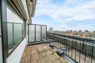 Info: bruxelles.ouest@weinvest.be of 02 315 77 22<br /><br />**Lichtrijke Studio Penthouse met terras en open uitzicht in Jette**<br /><br />Gelegen op de bovenste verdieping van een goed onderhouden gebouw, onderscheidt deze studio zich door haar lichtinval, potentieel en open uitzicht.<br /><br />De studio bestaat uit een aangename leefruimte met open keuken, een duidelijk afgebakende slaaphoek met ruimte voor een comfortabel bed, een douchekamer met toilet en een voorziene aansluiting voor een wasmachine. De elektriciteit zal uiterlijk bij de notariële akte conform zijn, en een kelder vervolledigt het geheel.<br /><br />De studio vraagt enkele opfrissingswerken, maar vormt een uitstekende basis om een gezellige en warme woonruimte te creëren. Om de mogelijkheden beter te visualiseren, bevat de advertentie 3D-projecties die inspirerende indelingsideeën geven en het potentieel van het pand in de kijker zetten.<br /><br />Een absolute troef is het gunstig georiënteerde terras, een echte verlenging van de leefruimte, met een aangenaam uitzicht, onder andere op het Atomium.<br /><br />Ideaal gelegen in Jette, vlakbij openbaar vervoer, het UZ-ziekenhuis, de ring, de tunnels richting het centrum van Brussel, het station van Jette en het Spiegelplein. Liefhebbers van groen zullen ook de nabijheid van het Dieleghembos waarderen.<br /><br />Een charmant pand met veel potentieel, ideaal als eerste aankoop, investering of pied-à-terre.<br /><br />📍 Zeker een bezoek waard!<br /><br />EPC: F – CO₂: 94 kg/(m².jaar) – 342 kWhEP/(m².jaar) Mis onze exclusieve panden niet op onze website: www.weinvest.be