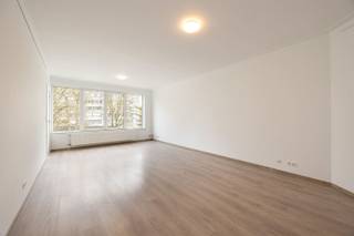 <p><span>Welkom aan dit opgefrist 2-slaapkamerappartement net ten zuiden van de groene long van Antwerpen : "het Rivierenhof." </span></p><p><span>Indeling: inkomhal, lichte leefruimte met grote raampartijen en aansluitend de vernieuwde keuken, 2 volwaardige slaapkamers achteraan met volledig uitgerekt Zuid terras over de gehele breedte van het appartement. . Badkamer met douche, toilet en wastafel.</span></p><p><span>Extra's: * Energetisch gerenoveerd gebouw (renovatie 2025) met hoogrendementsglas, warmtepomp lucht/lucht en vloerisolatie * Uitstekend EPC-label B (118 kWh/m²jaar) * Direct bewoonbaar of onmiddellijk verhuurbaar * Optie: aankoop gelijkvloers met 3 garageplaatsen én toegang tot de tuin voor 80.000,00 euro / 1e verdieping en 3e verdieping ook te koop bij Sinjoor Makelaars.</span></p><p><span>Info/bezoek: 03/283 05 00 - <span>stad@sinjoor.be</span></span></p>