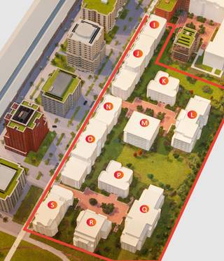 Telefoon: 02 318 18 08 - Het Park Lane - Courtyard II project bestaat uit 11 gebouwen van Tour & Taxis, waaronder dit gebouw, Metropolitan genaamd, dat bestaat uit 23 ruime appartementen met 2 slaapkamers, verdeeld over 5 verdiepingen. Elk appartement zal twee badkamers hebben en een terras met uitzicht op de tuinen van het project. De warme, lichtgrijze en beige baksteen van Metropolitan past goed bij het spel van licht en warmte dat in het hele gebouw is gecreëerd. De architectuur, sterk geïnspireerd op de Art Deco beweging van het begin van de vorige eeuw, geeft het gebouw een unieke uitstraling in een groene wijk in het centrum van Brussel.<br />Een investering die gegarandeerd vlekkeloos verloopt in deze wijk in volle opleving!