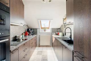 <p>Move-in-ready 1-bedroom apartment in a quiet, prime location near De Gavers!</p><p>Looking for a well-maintained apartment where you can move in right away without any worries? Then this bright, one-bedroom apartment is definitely worth a visit!</p><p>Layout<br />The entryway leads to a practical storage room, followed by the bathroom and the spacious bedroom. At the back is the bright living area with a completely renovated, high-quality, and fully equipped kitchen, where cooking and socializing take center stage.</p><p>Highlights</p><p>* Completely move-in ready<br />* Fully renovated and equipped kitchen<br />* Electrical inspection in compliance with regulations<br />* Favorable EPC<br />* Spacious private storage room in the basement<br />* Parking available right outside the door<br />* Quiet location<br />* Within walking distance of Provinciedomein De Gavers</p><p>A hassle-free apartment in an excellent location, ideal as a primary residence or investment!</p><p>Interested in this move-in-ready apartment? feline@immobeguin.be</p>