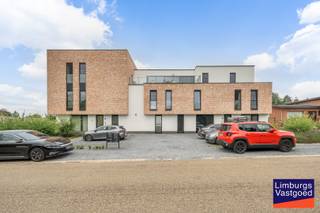 Hoogwaardig afgewerkt, lichtrijk appartement met 2 slaapkamers, tuin/terras, nabij het bruisende centrum van Heusden-Zolder. Bewoonbare oppervlakte: ong. 95 m² + ong. 50 m² terras met tuin. Ondergrondse autostaanplaats en kelderberging zijn INBEGREPEN in de verkoopprijs. Gem. kosten: € 105/maand. Gemeenschappelijke fietsenstalling.<br /><br />Het appartement is centraal gelegen nabij het centrum van Heusden-Zolder, nabij verschillende winkels, grootwarenhuizen, scholen, wandel- en speelparken, E-313/314... Het appartement is hoogwaardig afgewerkt met een open keuken en leefruimte en een aangelegde, zuid-west georiënteerde tuin met terras. Zowel de leefruimte als de slaapkamers zijn voorzien van een marmervloer. Schuiframen zijn voorzien van vliegenramen.<br /><br />INDELING: Inkomhal met apart gastentoilet; op maat gemaakte schoenenkast; open leefruimte met zithoek, eettafel en keuken volledig uitgerust met Whirlpool toestellen; slaapkamer 1 met op maat gemaakte kasten; slaapkamer 2; badkamer met dubbele lavabo en bad; extra bergruimte.<br /><br />TECHNISCHE KENMERKEN:<br />Elektrische installatie is CONFORM het AREI. <br />E-Label A. <br />Dubbele beglazing, ALU. <br />CV op aardgas. <br /><br />Voor meer info bel Jeff op 0472/04.26.49 of 011/22.19.17 - jeff@limburgsvastgoed.be<br /><br />Bekijkt u deze advertentie via een aanverwante vastgoedsite, surf dan zeker naar onze website www.limburgsvastgoed.be voor een uitgebreide beschrijving en foto's.