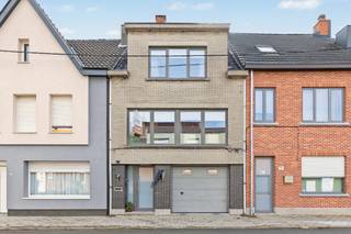 <br />Deze solide bel-etagewoning is ideaal gelegen op wandelafstand van het station en biedt tal van mogelijkheden voor wie op zoek is naar een woning met ruimte en potentieel. Op het gelijkvloers bevindt zich een ruime garage, een praktische wasplaats, een berging en een gezellig overdekt terras waar het heerlijk vertoeven is. De eerste verdieping omvat een aangename leefruimte, een keuken met eethoek, drie volwaardige slaapkamers, badkamer en zolderruimte. De woning beschikt bovendien over een gezellige tuin waar je in alle rust en privacy kan genieten. Voor alle info : dirk@berno.be<br />