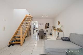 Cette <strong>maison récente, construite en 2011</strong>, est idéalement située dans le centre de Celles, juste de l’autre côté de la frontière linguistique et à proximité immédiate de toutes les commodités nécessaires. Grâce à sa disposition pratique, son confort de vie contemporain et son bon score énergétique, ce bien constitue la <strong>maison idéale pour de jeunes primo-acquéreurs, mais également une excellente opportunité d’investissement.</strong><br />Avec un certificat <strong>PEB de niveau C</strong> et une consommation énergétique de 235 kWh/m²/an, le bien répond aux normes énergétiques actuelles et n’est pas soumis à l’obligation de rénovation. De plus, ce bien offre un <strong>rendement locatif brut attractif de 4,1 %</strong>, ce qui le rend particulièrement intéressant pour les investisseurs.<br /><br /><strong>Il existe également la possibilité d’acquérir la maison identique attenante, actuellement louée.</strong><br /><br /><u><strong>Composition</strong></u><br />Le rez-de-chaussée comprend un hall d’entrée avec WC séparé, un séjour lumineux et une cuisine attenante.<br />Au premier étage se trouvent le hall de nuit, deux chambres à coucher de belle taille et une salle de bains.<br />Le bien dispose également d’un grenier pratique, d’une cour agréable ainsi que d’une place de parking privative devant la maison.<br /><br /><strong><u>Technique</u></strong><br />Construite en 2011, la maison est en bon état d’entretien. Grâce à sa construction récente, son PEB C (235 kWh/m²/an) et sa disposition fonctionnelle, elle offre un confort de vie moderne sans obligation de rénovation. Tant pour une occupation personnelle que pour une mise en location, ce bien constitue un investissement serein.<br /><br /><u><strong>Atouts principaux</strong></u>
<ul>
<li>Idéal premier achat ou investissement</li>
<li>Rendement locatif brut de 4,1 %</li>
<li>Maison récente (2011)</li>
<li>Situation centrale au cœur de Celles</li>
<li>Place de parking privative</li>
<li>PEB C</li>
<li>Possibilité d’acquérir la maison attenante identique, actuellement louée</li>
</ul>
<br /><u><strong>Contact</strong></u><br />Plus d’informations ou une visite sur place ? Contactez Aaron au 0471/892825 ou via aaron@real-immo.be.