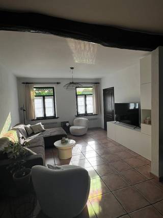 Wij stellen je graag deze charmante woning voor gelegen in een rustige wijk op een gezellig plein. <br />Het is een zeer kindvriendelijke buurt, nabij Fort 7 en het Schoonselhof waar mooie, rustige wandelingen mogelijk zijn. <br />Met een Mobiscore van 8,8/10 is er onder andere een ruim aanbod aan openbaar vervoer, meerdere scholen en winkels in de buurt en belangrijke verbindingswegen vlakbij.<br /><br />Je komt binnen in de inkomhal met een gastentoilet en een kleine vestiaire om jassen en/of schoenen op te bergen. <br />Er is een ruime leefruimte met een open haard en veel lichtinval. <br />De vernieuwde ruime keuken met een hoogwaardige afwerking is onder andere voorzien van een ergonomische vaatwasser, een oven met wegklapbare deuren en praktische kastinrichting. <br />Via de keuken en/of de inkomhal krijg je toegang tot de garage met elektrische poort, de kelderberging en alvast een tweede toilet. <br />Op deze benedenverdieping komt u na de keuken terecht in een gezellige veranda met aansluitend een zonnige, zuidwest-georiënteerde tuin waar u rustig kan ontspannen. <br /><br />Op de eerste verdieping vind je drie ruime slaapkamers, waarvan één met een ingebouwde kleerkast. <br />Verder is er een aparte (en derde!) toilet voorzien naast de badkamer. Deze comfortabele badkamer is volledig vernieuwd. Het biedt een ruime inloopdouche, een dubbele lavabo en ingemaakte kasten. Dit met een eigentijds design. <br />Achter een vijfde deur vind je een kleine hal met een vaste trap die je naar een vierde kamer brengt, een grote zolderverdieping met veel mogelijkheden. <br /><br />Deze instapklare woning is energiezuinig en conform:<br />- EPC B<br />- Zonnepanelen <br />- Volledig conform elektrische installatie <br /><br />Plant u graag een bezoek in, dan mag u ons contacteren via mail:<br />ineas.wouters@hotmail.com <br />marieke-meert@hotmail.com<br />Gelieve steeds beide mailadressen tezamen te contacteren.