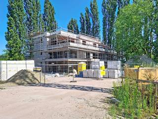 Geniet NU van de BTW-verlaging en bespaar circa 38.000 euro bij aankoop van dit appartement !<br />Residentie Vici is gelegen in de Stationsstraat en residentie B bevat 8 appartementen, gelegen vlakbij de oude spoorwegbedding.<br />Eyecatcher van het project wordt de prachtige groene binnentuin. Centrale ligging in het hart van Sijsele op fiets-en wandelafstand van scholen en supermarkten. <br /><br />Appartement 57B0002 is een mooi 1 kamerappartement op het gelijkvloers. Mooie leefruimte met open keuken, 1 ruime slaapkamer, ingerichte badkamer met douche en lavabomeubel, berging en wc.<br />Zongericht terras van 26 m² en bijkomend privétuintje van 20 m².<br />Zeer energiezuinig met zonnepanelen, lucht-water warmtepomp en vloerverwarming.<br /><br />Dit appartement wordt volledig afgewerkt aangeboden waarbij je zelf nog je eigen afwerking kan kiezen. <br />Bovengrondse garagebox mee aan te kopen. <br /><br />Bij Durabrik ben je zeker van een vaste prijs.<br />Heb je vragen? Contacteer dan je bouwadviseur via 0475 98 89 02 of mail naar vincent.sohier@durabrik.be.<br /><br />Download de brochure via https://durabrik.immo/sijsele-stationsstraat<br />* Beelden en oppervlaktes zijn indicatief.