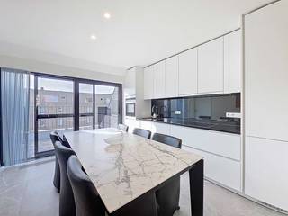 Ontdek dit prachtig afgewerkt <strong>duplexappartement van 115 m²</strong> op de 5e en 6e verdieping van de recente <strong>Residentie Lectus IX</strong> (oplevering 2024). Het appartement is <strong>volledig bemeubeld, instapklaar</strong> en combineert een hoogwaardig afwerkingsniveau met maximaal wooncomfort.<br /><span><span><span><span><span><strong>Troeven:</strong></span></span></span></span></span>
<ul>
	<li><span>Ruime en lichtrijke leefruimte met toegang tot <strong>2 grote terrassen</strong> (voor- en achterzijde)</span></li>
	<li><span><strong>2 volwaardige slaapkamers</strong> met ingemaakte kasten.</span></li>
	<li><span>Moderne badkamer met douche, apart toilet en aparte berging</span></li>
	<li><span><strong>Daikin-airco’s</strong> en waterontharder voor optimaal comfort</span></li>
	<li><span>2 handige kelderbergingen (1,75 x 2,00 m en 1,50 x 3,50 m)</span></li>
	<li><span><strong>Optioneel:</strong> ruime garage (5,95 x 3,90 m)</span></li>
</ul>
<span><span><span><span><span>Verkoop onder <strong>registratierechten</strong></span></span></span></span></span><br /><br /><strong>Indeling:</strong><br /><strong>5de verdieping:</strong> inkomdeur, toilet, woonkamer met open keuken, 2 terrassen aan voor- en achterzijde, berging en trap naar 6de verdieping.<br /><strong>6de verdieping:</strong> nachthal, badkamer, toilet en 2 slaapkamers.<br />inbegrepen in de prijs zijn ook 2 kelderbergingen<br /> 