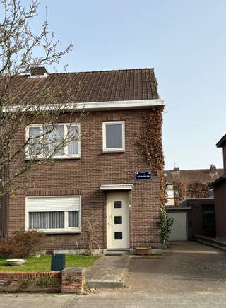 Halfopen bebouwing met garage en oprit in de wijk Bloemendaal (Schoten).Ligging:Rustig gelegen nabij de Paalstraat, met winkels, scholen en openbaar...