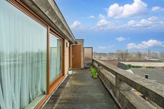 Ruim 2-slaapkamer appartement te koop gelegen op de derde verdieping te centrum Gistel, langs de Stationsstraat. Indeling: - inkomhal- berging...