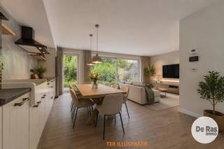 EERSTE BEZOEKDAG ZATERDAG 19/09 VAN 10U TOT 14U (enkel op afspraak)<br /><br />ERPE-MERE – RECENTE GEZINSWONING MET GARAGE EN AANGENAME TUIN OP TOPLOCATIE<br /><br />Deze ruime en recente gezinswoning geniet van een rustige maar centrale ligging, nabij winkels, scholen en openbaar vervoer. Een ideale woning voor wie comfort, ruimte en een goede bereikbaarheid wil combineren.<br /><br />De woning omvat op het gelijkvloers een ruime inkomhal met een gastentoilet, een garage met sectionale poort en een aangename woonkamer met een ingerichte, open leefkeuken. Aansluitend bevinden zich een praktische wasplaats en een handige bijkeuken, met zicht op en toegang tot de mooie, groene tuin.<br />Op de eerste verdieping bevinden zich drie slaapkamers, een ruime badkamer met inloopdouche, ligbad en dubbele lavabo, evenals een afzonderlijk toilet en twee aparte bergruimtes/dressings.<br /><br />Het zolderverdiep, dat bereikbaar is via een vaste trap, biedt nog heel wat extra mogelijkheden. De ruime open zolder kan volledig naar eigen wens worden ingericht. Zo kunnen er bijvoorbeeld twee extra slaapkamers worden gecreëerd of kan er een kleine studio worden ingericht.<br /><br />Een bijkomende troef is de aangename tuinzone, omgeven door veel groen en voorzien van een aangelegd terras. De ideale plek om in alle rust van de buitenruimte te genieten.<br />Deze recente woning beschikt bovendien over moderne technieken en energiezuinige voorzieningen, waaronder 12 zonnepanelen, een ventilatiesysteem, goede isolatiewaarden en een regenwaterput. <br /><br />Kortom, bent u op zoek naar een ruime gezinswoning met drie slaapkamers, veel bergruimte en een aangename buitenruimte op een centrale locatie? Aarzel dan niet en maak snel uw afspraak! Voor meer info of bezoek 053/60.65.60.<br /><br />De vermelde prijs is een richtprijs. Na ontvangst van de biedingen zal de verkoper beslissen of hij/zij de eigendom verkoopt aan het beste bod. De richtprijs is aldus niet bindend voor de verkoper.