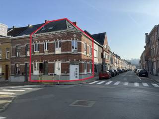 In de Gentsestraat te Geraardsbergen bevindt zich deze verzorgde en instapklare stadswoning met verrassend veel ruimte. Dankzij de nieuwe ramen...