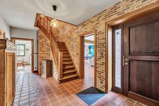 <p>Voor meer info of een bezoek, bel 054 69 39 37 - Op een toplocatie in Gooik bevindt zich deze <strong>kwalitatieve, landelijke woning, gelegen op een perceel van 18 a 10 ca. </strong>Winkels, scholen en openbaar vervoer bevinden zich op een steenworp, evenals de verbindingswegen naar Halle, Ninove en Brussel. De woning verkeert in uitstekende staat en beschikt over<strong> een gunstige energiescore (EPC C).</strong> Het gelijkvloers omvat een inkomhal, een toilet, <strong>een ruime en lichtrijke leefruimte met salon en eetplaats</strong>, een open keuken, een wasplaats, <strong>een eerste slaapkamer,</strong> een bureau, <strong>een dubbele garage en toegang tot een ruime kelder</strong>, onderverdeeld in meerdere compartimenten. Op de verdieping bevinden zich, via de nachthal, <strong>vier slaapkamers</strong>, een open bureau, een ruime badkamer en een toilet. Via een uitvaltrap bereikt men<strong> de zolder</strong>. Buiten is er <strong>een gezellig zuidgericht terras, een mooie tuin met uitzicht op de achterliggende natuur en een ruime oprit met voortuin waar meerdere wagens kunnen parkeren, alsook een carport. </strong>Gunstig EPC – Dubbele beglazing – <strong>Zonnepanelen</strong> – Regenwaterput aanwezig (Maatregelenregister in aanvraag)</p>