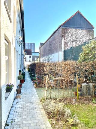 Te centrum Gent Zuid nabij alles wat men nodig heeft, staat dit comfortabel en energiezuinig huisje te huur; inkomhoekje met creatief ingedeeld ruimte met open keuken met alle comfort en doorlopend inbouwkasten, eethoek; Badkamer met douche, toilet, wastafel en technische hoek; Trap naar eerste verdieping met woonkamer; Tweede verdieping met slaapruimte; Gezellige zonnige en groene stadstuin middenin de stad in deze residentiële woonsite; Toegang via gang naar geautomatiseerd poortje; Aparte meters voor gas/water/elektriciteit; EPC B/ 153; Beschikbaar: bespreekbaar met huidige huurder/ onmiddellijk; Info en bezoek: info@elet.immo