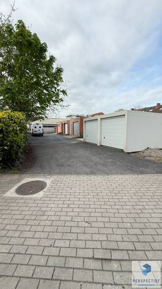 Goed gelegen in het centrum van Beernem en op 250m van de op- en afrit van de autosnelweg. De garagebox is vlot toegankelijk via een zijstraat van...