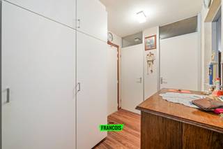 Dit ruim en zorgvuldig onderhouden appartement is gelegen aan de Spuikom te Oostende. Het betreft een rustige buurt met een vlotte verbinding naar het centrum. <br /><br />Het appartement is zeer ruim en geniet van talrijke troeven. Er is een open leefruimte met aangename lichtinval. U heeft hier een eet-en leefhoek, aanpalend is er de functionele keuken met een extra berging. <br /><br />Verder zijn er drie volwaardige slaapkamers aanwezig. De badkamer is uitgerust met een lavabo en douche, het toilet is apart. <br /><br />Vanop het balkon is er een leuk uitzicht op de groene omgeving en de spuikom.<br /><br />Dankzij het energielabel B betreft het hier daarenboven een energiezuinig appartement! <br /><br />Aarzel niet en neem contact op voor meer info of een afspraak. <br /><br />