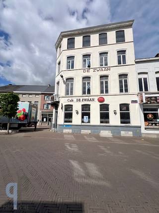 Aan het stationsplein te Zottegem treffen we dit historische en voor Zottegem, iconische handelshuis. "De Zwaan", een "landmark" in de...