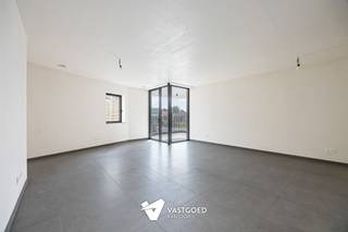 <p><span>Ruim 1-slaapkamerappartement met aangename buitenruimte.</span></p><p><span> </span></p><p><span>Dit appartement op de eerste verdieping verrast met zijn praktisch ingedeelde oppervlakte van 86,32 m². De woonst beschikt over 1 slaapkamer en een terras van 10,70 m², perfect om rustig buiten te zitten of te genieten van een koffiemoment in de buitenlucht.</span></p><p><span> </span></p><p><span>De keuken kan nog door de koper gekozen worden binnen een budget van 12.500 euro excl. btw. Hierdoor combineert u het gemak van een afgewerkt nieuwbouwappartement met de vrijheid van een persoonlijke afwerking.</span></p><p><span> </span></p><p><span>De duurzame technieken, waaronder geothermie, vloerverwarming, koeling, zonnepanelen, en ventilatie D, zorgen elke dag opnieuw voor comfort. E-peil 10 met vrijstelling van het KI in de eerste 5 jaar,</span></p><p><span> </span></p><p><span>Een ruim, energiezuinig appartement met alle troeven voor zorgeloos wonen.</span></p><p><span> </span></p><p><span>6% Btw tarief mogelijk</span></p>