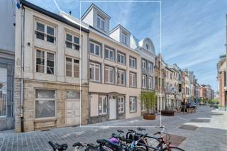 Deze charmante en volledig gerenoveerde studentenresidentie is gelegen op een absolute toplocatie, pal aan de Vismarkt.- Volledig instapklaar-...