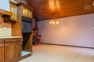 Op een zeer centrale ligging, op een boogscheut van het marktplein van Meerhout, bevindt zich deze woning met heel wat potentieel. Winkels, scholen, openbaar vervoer en andere dagelijkse voorzieningen liggen op wandel- en fietsafstand. Ook de verbinding naar de omliggende gemeenten en de E313 is vlot.<br /><br />We betreden de woning via de achterinkom, die meteen de nodige opbergruimte voorziet en aansluit op de keuken. Vanuit de keuken heeft u toegang tot de badkamer en de eetkamer. De badkamer is uitgerust met een lavabo, toilet en ligbad.<br /><br />Vooraan de woning bevindt zich een ruime woonkamer, aangevuld met een praktische tussenkamer die perfect kan worden ingericht als bureauruimte, leeshoek, hobbyruimte of extra zithoek. De woonkamer aan de straatzijde is voorzien van een inkomdeur en kan daardoor ook perfect verschillende invullingen krijgen en maakt het pand onder meer interessant voor wie wonen en een zelfstandige activiteit, praktijk… wil combineren.<br /><br />Op de eerste verdieping bevinden zich twee ruime slaapkamers. Via een toegangsluik bereikt u de zolder, die bijkomende bergruimte biedt. Daarnaast beschikt de woning eveneens over een kelder.<br /><br />Een belangrijke troef is dat reeds verschillende grote werken werden uitgevoerd: het dak, isolatie, de ramen en de buitendeuren werden recent vernieuwd. Hierdoor vormt de woning een interessante basis voor wie het interieur verder naar eigen smaak wil renoveren en afwerken.<br /><br />Naast de woning is bovendien ruime openbare parkeergelegenheid aanwezig.<br /><br /><strong>Troeven</strong>
<ul>
<li><span>Zeer centrale ligging </span></li>
<li><span>Recent vernieuwd dak, isolatie en buitenschrijnwerk</span></li>
<li><span>EPC label D – geen renovatieverplichting</span></li>
<li><span>Elektriciteit conform gekeurd</span></li>
<li><span>Ruime openbare parkeergelegenheid naast de woning</span></li>
</ul>
<br />Interesse? We nemen graag de tijd om je deze woning ter plaatse te laten ontdekken.<br />📞 014 84 83 69<br />✉️ info@sublimmo.be<br />
