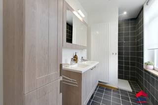 Ben je op zoek naar een gezellig nest waar je je meteen thuis voelt? Dan is deze volledig gerenoveerde woning uit 2017 misschien wel precies wat...