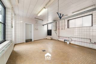 [[ DIT PAND NEEMT DEEL AAN DE ERA OPEN HUIZEN DAG OP 13/6 VAN 11:00 TOT 12:00 ]]
<p>Op een ruim perceel van maar liefst <strong>1.104 m²</strong> bevindt zich deze <strong>halfopen handelszaak met woonst</strong>, centraal gelegen in de dorpskern van Zomergem. Een eigendom boordevol mogelijkheden voor wie op zoek is naar ruimte, zichtbaarheid en potentieel.</p>

<p>Het pand combineert een commerciële ruimte met een woongelegenheid en biedt dankzij de royale perceeloppervlakte tal van opportuniteiten: wonen en werken combineren, uitbreiden, herinrichten of investeren. </p>

<p>Hoewel het geheel dient te worden opgeknapt, vormt net dit de ideale kans om het pand volledig naar eigen smaak en noden te renoveren. De centrale ligging in het dorp, met winkels, scholen en verbindingswegen in de nabijheid, maakt deze eigendom extra aantrekkelijk.</p>

<p><strong>Troeven:</strong></p>

<ul><li>Perceel van 1.104 m²</li><li>Handelsruimte met woonst</li><li>Halfopen bebouwing</li><li>Centrale ligging in dorpskern Zomergem</li><li>Veel renovatie- en uitbreidingsmogelijkheden</li><li>Ideaal voor zelfstandigen, investeerders of projectontwikkeling</li></ul>

<p>Een eigendom met karakter, ruimte en toekomstmogelijkheden op een uitstekende locatie.</p>
<br /><br />