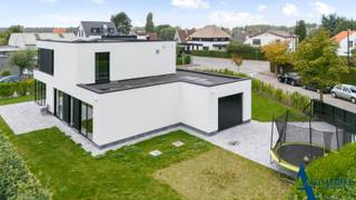 Exclusief te koop: Luxueuze, moderne villa in rustige residentiële omgeving<br />Ontdek deze unieke, vrijstaande villa op een royale grondoppervlakte van 813m², gelegen in een serene en groene buurt. Deze woning biedt een verfijnde combinatie van moderne architectuur, ruimte en comfort. Indeling: Bij binnenkomst wordt u verwelkomd in een ruime inkomhal met vestiaire en gastentoilet. De lichtrijke leef- en eetruimte geniet van een prachtig uitzicht en directe toegang tot de zonovergoten tuin. De volledig uitgeruste open keuken is voorzien van hoogwaardige apparatuur, ideaal voor culinaire genieters. De villa beschikt over een stijlvolle eerste slaapkamer op het gelijkvloers, met aansluitend een dressing en een en-suite badkamer met inloopdouche. Verder vindt u op deze verdieping ook een praktische berging voor wasmachine en droogkast. Op de eerste verdieping wachten drie ruime slaapkamers. De tweede slaapkamer heeft eveneens een dressing en eigen badkamer. Daarnaast zijn er een aparte badkamer met ligbad en douche, een extra toilet in de nachthal, en een tweede berging/wasplaats. De woning beschikt verder over een inpandige garage en meerdere parkeerplaatsen rondom het huis. Buitenruimte: De fraai aangelegde tuin met zonovergoten terrassen biedt een oase van rust en privacy, perfect voor buitenleven en ontspanning. Deze energiezuinige villa is uitgerust met zonnepanelen, een laag energieprestatiecertificaat (EPC), vloerverwarming, en een automatische poort.<br /> 