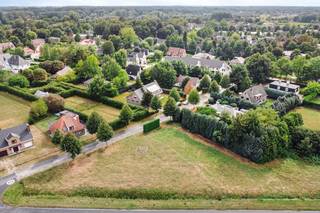 Met perceelbreedte van 14,5 m biedt dit terrein een goede basis voor de bouw van een vrijstaande woning. De rechthoekige vorm met ideale verhoudingen zorgt voor ruimte voor wooncomfort en een aangename buitenbeleving. De grond maakt op vandaag deel uit van een perceel van 1.953 m² dat werd verkaveld in 2 loten voor open bebouwing. De verkoper biedt u de mogelijkheid om naast lot 2 eveneens het aanpalende perceel aan te kopen. De verkavelingsvergunning kan u downloaden op onze site. Deze laat een ééngezinswoning met 2 bouwlagen en dak toe, dit met een maximale kroonlijsthoogte van 6,5 m bij een hellend dak en 7 meter bij een plat dak. De plannen waarvoor een stedenbouwkundig attest werd verleend kunnen ingekeken worden. De voorbereide bouwaanvraag en stabiliteitsstudie kan eveneens worden overgenomen van de verkoper.