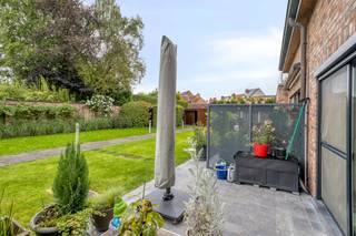Op zoek naar een woning die net dat tikkeltje anders is? Deze goed onderhouden en instapklare loftwoning in Residentie Aloysius (Wilgenstraat 105B, Roeselare) combineert een verrassend ruimtelijk gevoel en een uitstekende ligging nabij het centrum van Roeselare.Voor de deur zorgt een groen aangelegd rondpunt voor een aangenaam en open gevoel. Achteraan beschikt de woning over een zonnig zuidgericht terras, terwijl parkeren kan op de privatieve staanplaats vlak voor de inkomdeur.Indeling:- Gelijkvloers:* Inkomhal met apart toilet* Technische ruimte/wasberging* Ruime leefruimte met open keuken en toegang tot terras en tuintje-Mezzanineniveau:* Slaapkamer-Verdieping:* Open ruimte met plaats voor bureau of bibliotheek en voorzien van ingemaakte kast* Badkamer met douche, bad, toilet en lavabomeubel* Tweede slaapkamerTroeven:* energiezuinig met EPC-label B* Blanco elektrische keuring* Regenwaterput van 10.000 liter* Handige gemeenschappelijke fietsenstalling en vuilnisberging op terrein* Kwalitatief afgewerkt: aluminium ramen + recente elektrische zonnescreen achteraan, parketvloer...Een ideale woning voor wie houdt van licht, ruimte en een hedendaagse woonbeleving op een gunstige locatie in Roeselare.Momenteel nog verhuurd tot 31/8/2026De eigendom wordt aangeboden via de Pre-sale formule. Op 02/07/2026 tussen 16:00 en 18:00 kan u de woning op afspraak komen bezichtigen en een bod uitbrengen. De vermelde prijs is een instelprijs. Voor meer info, gelieve contact op te nemen met de dossierverantwoordelijke.Bestuursmaatregelen in het maatregelenregister: nee