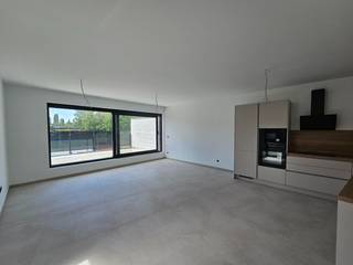 Degelijk afgewerkt nieuwbouw appartement met terras.<br />Dit nieuwbouw appartement op de eerste verdieping is gelegen in Opgrimbie, dichtbij het centrum van Maasmechelen en vlakbij de scholen, lokale winkels en de autostrades richting Nl. en Brussel/A’pen.<br /><br />Dit comfortabel appartement omvat een inkomhal, een leefruimte met open keuken, 2 slaapkamers, een badkamer met een douche en wastafel, een apart toilet en een berging met aansluiting voor een wasmachine. De leefruimte geeft toegang tot het terras. <br /><br />Aan de achterzijde van het gebouw een ruime, afgesloten privé garage. <br />Vloerverwarming via warmtepomp. Het appartement beschikt ook over zonnepanelen. Dit appartement heeft een eigen ingang. <br /><br />De gemeenschappelijke lasten bedragen € 50 per maand.<br />Dit appartement is beschikbaar vanaf 1 juli 2026. Eerste bewoning ! <br />Er is geen lift in het gebouw.<br /><br />Bij interesse kan u best uw telefoonnummer nalaten zodat wij u kunnen contacteren.<br />Alle kandidaat-huurders worden opgebeld in volgorde zoals de aanvragen binnenkomen.<br />Bedankt voor uw geduld.