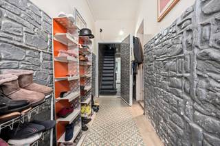 <p>Ruime gesloten bebouwing in Antwerpen, vlak bij openbaar vervoer en belangrijke invalswegen.</p>
<p>Deze karaktervolle woning uit 1938 biedt een uitzonderlijk ruime bewoonbare oppervlakte van maar liefst 237 m² en tal van mogelijkheden voor wie op zoek is naar ruimte en flexibiliteit. Met 8 slaapkamers is dit huis ideaal voor grote gezinnen, co-housing, combinatie wonen en werken of investeerders die rendementspotentieel zoeken. De gunstige ligging aan de stadsrand van Antwerpen zorgt voor een vlotte bereikbaarheid dankzij nabijgelegen openbaar vervoer, ziekenhuizen en invalswegen. Daarnaast beschikt de woning over een gunstig EPC-label C, wat een interessante meerwaarde biedt op vlak van energiezuinigheid. Een veelzijdige eigendom met tal van toekomstmogelijkheden.</p>
<p>Belangrijkste ruimtes:<br />• Ruime woonkamer met veel mogelijkheden voor een comfortabele leefruimte.<br />• Functionele keuken met aansluiting op de leefruimte.<br />• 6 tot 8 volwaardige slaapkamers, ideaal voor grote gezinnen of investeringsdoeleinden.<br />• Praktische ruimtes met potentieel voor bureau, hobbyruimte of extra berging.</p>
<p>Troeven:<br />• Uitzonderlijk veel ruimte dankzij 237 m² bewoonbare oppervlakte.<br />• Gunstige energiezuinigheid met EPC-label C.<br />• Veelzijdige woning met interessant rendementspotentieel.</p>
<p><br />Neem vandaag nog contact op met je ERA-makelaar voor een bezoek.</p>
<p>JOUW DROOMHUIS. ZO GEVONDEN!</p>