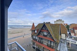 Dit instapklare en lichtrijke appartement geniet van een prachtig uitzicht op de pier van Nieuwpoort-Bad. Centraal gelegen op de zeedijk en op enkele stappen van restaurants, winkels en het openbaar vervoer.<br />Het appartement omvat een een lichtrijke woonkamer met zijdelings zeezicht en toegang tot het balkon, een open en volledig ingerichte keuken, twee slaapkamers en een badkamer met douche, lavabo en toilet, .Daarnaast is een privatieve kelderberging inbegrepen.<br />Momenteel is het appartement verhuurd op jaarbasis, vrij vanaf 1 juli wat het ook interessant maakt als opbrengsteigendom.<br />Dit appartement  is ideaal als tweede verblijf en of als investeringspand.