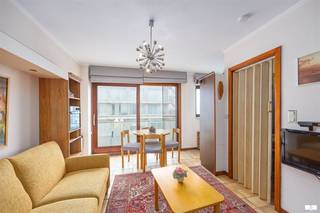 Studio meublé et lumineux avec terrasse ensoleillée et vue latérale sur la mer, situé au huitième étage. Il comprend un hall d'entrée, un...