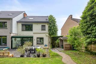 Immo Pické biedt U deze instapklare en uiterst rustig en residentieel gelegen woning aan grenzend aan het park DRIE FONTEINEN. Deze woning is daarnaast gelegen in de onmiddellijke omgeving van scholen, winkels, openbaar vervoer en de belangrijkste verbindingswegen.<br />We betreden deze woning via een ruime inkomhal met ingebouwde vestiairekast en gastentoilet. Deze inkomhal geeft uit op een berging, wasplaats en een ruime garage. Op de eerste verdieping vinden we een lichtrijke en volledig open woonkamer met eetkamer en een aangrenzende volledig geïnstalleerde keuken. Vanuit de keuken en woonkamer hebben we een prachtig zicht op de achterliggende tuin met terras en het bos van het park drie fonteinen. Op de tweede verdieping kunnen we een nachthal, een volledig geïnstalleerde badkamer (2021) en 3 slaapkamers (15m² - 14m² en 9m²) terugvinden. Via een vaste trap begeven we ons naar de zolder die volledig is ingericht al 4de slaapkamer. 2 open staanplaatsen aanwezig voor de woning.<br />Bijkomende informatie: 12 zonnepanelen - waterverzachter - alarmsysteem - elektrische installatie conform - siergaskachel - ingebouwde kasten - ...