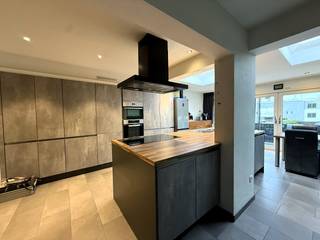 Gelegen aan de rand van het bruisende centrum van Brasschaat vindt u deze ruime gezinswoning met een bewoonbare oppervlakte van + 200 m². Met de perfecte ligging nabij invalswegen, natuurgebieden, scholen en openbaar vervoer is dit de ideale plek voor iedereen die waarde hecht aan zowel rust als bereikbaarheid.<br /><br />Deze energievriendelijke woning biedt, ondanks enkele afwerkingspunten, een ideale combinatie van comfort en duurzame materialen en omvat volgende indeling;<br />- Gelijkvloers - <br />Bij binnenkomst wordt u verwelkomd in de hal met gastentoilet, die leidt naar een royale garage met automatische poort. Deze verdieping herbergt tevens een hobbyruimte of bureau, ideaal voor thuiswerk, en twee slaapkamers. <br /><br />- 1e Verdieping: -<br />De eerste verdieping is het hart van de woning, met een royale woonkamer van 34 m² die is voorzien van een stijlvolle visgraatparket en een sfeervolle pelletkachel. De vernieuwde, ruime leefkeuken is een waar hoogtepunt van deze woning. Grote ramen en dakkoepels zorgen voor een overvloed aan natuurlijk licht . De keuken is volledig uitgerust met hoogwaardige apparaten en beschikt over een kookeiland en een eethoek. Bovendien heeft u vanuit de keuken toegang tot het boventerras, dat via een vaste trap toegang geeft met de achtertuin.<br /><br />Op de tweede verdieping bevinden zich twee slaapkamers (+/- 9 en 20 m²) en de te moderniseren badkamer uitgerust met een ligbad, douche, toilet en lavabomeubel. <br /><br />De achtertuin is volledig omheind, voorzien van een tuinberging en biedt een oase van rust, omringd door groen.<br /><br />Hoewel de woning reeds in 2023 is gerenoveerd, zijn er enkele opfrissingpunten die u naar eigen inzicht kunt aanpakken om de woning helemaal naar uw smaak te maken. <br />Door de recente energetische en kwalitatieve vernieuwingen beschikt deze woning over volgende troeven; <br /><br />- Elektriciteit conform de laatste normen<br />- Nieuwe zonnepanelen (2023) <br />- Vernieuwd en geïsoleerd dak<br />- Een moderne, condenserende verwarmingsinstallatie<br />- Rolluiken <br />EPC score B - 106 kwh/m² <br /><br />Overtuig uzelf tijdens een bezoek ter plaatse!!!