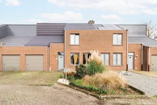 Welkom in deze verzorgde en energiezuinige woning, gelegen in een rustige en aangename woonwijk in Brecht.We betreden de woning via de inkomhal met...