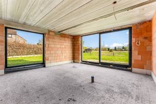 <p><span>KNAPPE NIEUWBOUWWONING OP ZEER GOEDE LOCATIE TE HASSELT MET ZICHT OP DE ACHTERLIGGENDE WEIDES</span></p><p><span> </span></p><p><span>Net buiten de grote ring van Hasselt, treffen we deze nieuwbouwwoning in halfopen bebouwing aan.</span></p><p><span>Gezien de centrale ligging van de woonst bevinden alle nodige faciliteiten waaronder scholen, winkels en het openbaar vervoer zich binnen handbereik.</span></p><p><span>Ook ligt de oprit van de autostrade in de nabije omgeving waardoor omliggende steden en gemeentes vlot te bereiken zijn.</span></p><p><span> </span></p><p><span>Vanuit de inkomhal met apart toilet betreden we de knappe open leefruimte.</span></p><p><span>Deze ruimte laat zich kenmerken door haar ruimte- en lichtgevoel, de grote raampartijen welke zorgen voor een mooi zicht op de groene omgeving.</span></p><p><span>De woning beschikt verder over 3 slaapkamers, badkamer en een apart toilet.</span></p><p><span>Bekijk zeker en vast de plannen onder het tabblad ‘Documenten’ om een beter zicht te krijgen van de indeling en de oppervlaktes van deze woonst.</span></p><p><span> </span></p><p><span>De woonst wordt momenteel aangeboden in casco staat (zijnde de grond + de ruwbouw: water- en winddicht = metselwerken, ramen, deuren en dak).</span></p><p><span> </span></p><p><span>Optioneel kan er gekozen worden voor casco+ of volledig afgewerkt.</span></p><p><span> </span></p><p><span>Prijs exclusief kosten casco+: € 356.429</span></p><p><span>Prijs exclusief kosten volledig afgewerkt: € 402.406</span></p><p><span> </span></p><p><span>Wenst u graag meer informatie over dit nieuwbouwproject? Laat het ons weten op 011 59 79 99 of via </span><span><span>info@hetvastgoedkantoor.be</span></span></p><p><span> </span></p><p><span> </span></p>