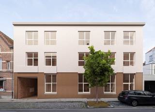 Nieuwe gemeubelde studio's met een EPC A-label op een toplocatie te centrum Leuven!<br />Project bestaande uit 28 eigentijdse ruime en lichtrijke studio's waarvan verschillende met een slaapniveau en terrassen. <br /><br />Het project wordt gekenmerkt door grote ramen en hoge plafonds en is gelegen op een centrale ligging nabij Groep T, verschillende campussen en het station van Leuven!<br />Alle studio's beschikken over een volledig ingerichte keuken en een badkamer met een inloopdouche, een wastafel met een spiegel en een toilet.<br /><br />Door een goede isolatie, lucht-lucht warmtepompen, zonnepanelen en hoogwaardig glas zijn deze studio's zeer energie-zuinig en allen voorzien van een EPC label A en zijn ze klaar voor de toekomst!<br /><br />De verkoop geschiedt volledig onder registratierechten! Oplevering voorzien midden september 2026!<br /><br />Voor degene die de studio niet zelf in gebruik nemen en willen verhuren, bieden we een huurgarantie voor het 1ste jaar.<br /><br />Voor meer info of een bezoek ter plaatse kan u contact opnemen via vincent@immojanstas.be of 0477/284876!