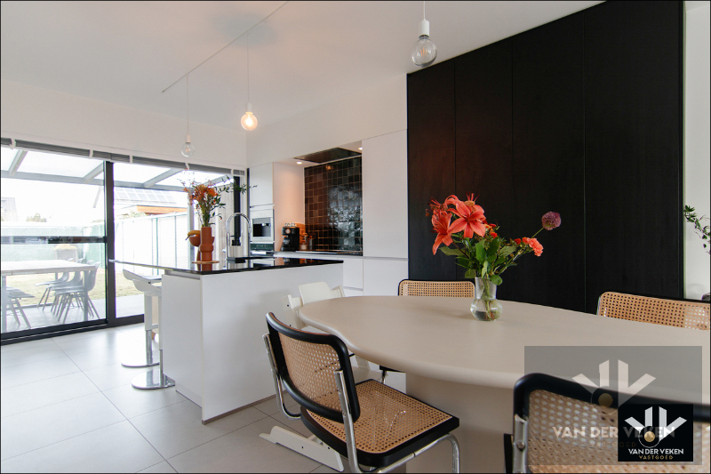 Knap ingericht, recent en lichtrijke woning met 3 ruime slpk en volledig omheinde tuin - foto 4