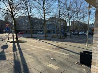Dit welgelegen handels-horeca - of kantoorpand is gelegen op het gelijkvloers van Residentie Wim : een appartementencomplex, bestaande uit 12 appartementen en 3 handelszaken. <br /><br />Het volledige gebouw is van hoogstaande kwaliteit. De buitenafwerking met Cortenstaal zorgt voor een exclusieve uitstraling van het gebouw. De opvallende architectuur en de grote raampartijen maken van dit pand een echte blikvanger. <br /><br />Het pand is 170m² groot en heeft een mooi terras aan de voorkant en de achterkant, in totaal is er 200m² aan bruikbare oppervlakte.<br /><br />Het pand is helemaal naar eigen smaak en behoeften in te richten. Mocht u kiezen voor een totaalinrichting-project, dan is dat bespreekbaar met de projectontwikkelaar.<br /><br />Laden en lossen van benodigdheden kan ongestoord via een servitudeweg aan de achterkant van het gebouw.<br /><br />Het horecapand wordt verkocht onder het stelsel “btw medecontractant”, waardoor de BTW rechtstreekse verrekend wordt.