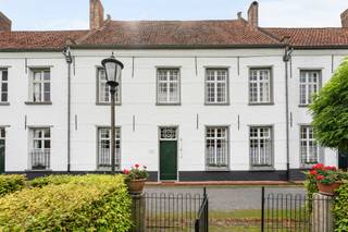 <p><strong><span>Historische herenhuis in het Begijnhof van Hoogstraten</span></strong></p>
<p><span>Dit uitzonderlijke herenhuis bevindt zich op het historische Begijnhof van Hoogstraten, erkend als UNESCO Werelderfgoed. Hier woont u in alle rust en privacy, midden in het centrum.</span></p>
<p><span>De historische "</span><strong><span>Fundatie van Steenbeeck"</span></strong><span> dateert uit de 17e eeuw en is de grootste woning binnen het Begijnhof. Het pand werd grondig gerenoveerd met respect voor zijn authentieke karakter en combineert historische charme met hedendaags wooncomfort.</span></p>
<p><span><strong>Gelijkvloers:</strong></span><br /><span>De centrale inkomhal geeft toegang tot een </span><strong><span>bibliotheek/bureauruimte</span></strong><span>, een gezellige woonkamer met open haard en een aansluitende eetkamer met authentieke schouw en gerecupereerde originele vloer. De landelijke keuken is volledig uitgerust en sluit aan op de </span><strong><span>bijkeuken/wasplaats</span></strong><span>. Vanuit de keuken bereikt u eveneens de kelder en de tuin.</span></p>
<p><span><strong>Eerste verdieping:</strong></span><br /><span>Hier bevindt zich een royale </span><strong><span>mastersuite</span></strong><span> met ruime slaapkamer, dressing met ingemaakte kasten en </span><strong><span>twee badkamers</span></strong><span>. Een tweede kamer wordt momenteel gebruikt als bureau, maar kan perfect dienstdoen als </span><strong><span>tweede slaapkamer</span></strong><span>.</span></p>
<p><span><strong>Tweede verdieping:</strong></span><br /><span>De bovenste verdieping biedt een ruime polyvalente leefruimte, momenteel ingericht als <strong>logeerkamer</strong>, aangevuld met een vierde</span><strong><span> slaapkamer, derde badkamer en mezzanine</span></strong><span>.</span></p>
<p><span><strong>Kelder:</strong></span><br /><span>Praktische kelderruimte, momenteel in gebruik als </span><strong><span>wijnkelder en berging</span></strong></p>
<p><span><strong>Tuin:</strong></span><br /><span>Achter de woning ligt een uitzonderlijk rustige </span><strong><span>zuidgerichte stadstuin</span></strong><span>. Hier geniet u van volledige privacy, een groen kader en een prachtig zicht op de </span><strong><span>Sint-Katharinakerk</span></strong><span>.</span></p>
<p><span><strong>Bijzonderheden:</strong></span></p>
<ul>
<li><span>Gelegen in het </span><strong><span>UNESCO Werelderfgoed Begijnhof</span></strong></li>
<li><span>Grootste woning binnen het Begijnhof</span></li>
<li><strong><span>4 slaapkamers en 3 badkamers</span></strong></li>
<li><span>Authentieke elementen</span></li>
<li><span>Autovrije en bijzonder rustige omgeving</span></li>
<li><span>Pal in het centrum van <strong>Hoogstraten</strong></span></li>
<li><span>Erfpacht </span></li>
<li><span>Instapklaar en zorgvuldig onderhouden</span></li>
</ul>
<p><span>Een zeldzame combinatie van </span><strong><span>historisch erfgoed, ruimte, privacy en een unieke ligging</span></strong><span>.</span></p>