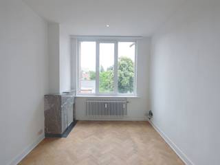 <p><span><span>Deze charmante appartement in Berchem biedt een unieke kans voor wie op zoek is naar een knusse en praktische woonruimte. Met een bewoonbare oppervlakte van 48m² is dit appartement ideaal voor starters of alleenstaanden. Het appartement omvat een ruime en lichte woonkamer met visgraat parketvloer en een authentieke haardombouw. De keuken is compact maar functioneel ingericht en onder andere voorzien van spoeltafel, gasfornuis, dampkap en oven. Het appartement is gelegen in stadswijk Pulhof, een geliefde buurt van Berchem, makkelijk bereikbaar en nabij winkels, restaurants en het openbaar vervoer. Of u nu naar het centrum van de stad wilt of de omliggende gebieden wilt verkennen, deze locatie biedt het allemaal. Gemeenschappelijke lasten € 136 /maand (incl. lift, verwarming en water).</span></span></p>