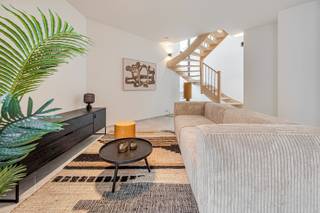 Deze nieuwbouwappartementen zijn voorzien van alle modern comfort, energie neutraal en knappe architectuur. De indeling van het 1eV duplex appartement (ca 110m2 bew opp) is als volgt: inkomhal met gastentoilet, aangename en zeer lichtrijke leefruimte met open keuken grenzend aan het overdekte zonneterras van ca 11m2), aparte berging/wasplaats, op de verdieping bevindt zich een kleine slaapkamer/bureel en de masterbedroom. extra's: ruime fietsenstalling en vuilnisberging voorzien, alles volledig geschilderd+verlichting, inclusief privatieve zonnepanelen, warmtepomp, lage gemeenschappelijke kosten (geen lift). Dit project valt onder 6% BTW (mits voorwaarden). Meubels kunnen mee overgenomen worden.